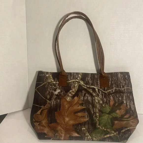 Camo Gator Handbag. With Inside Zip Pocket. Some Scuffing On Straps. - Picture 2 of 9